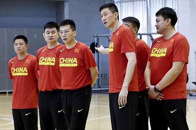叶辰直言不讳的说道：在真正的敌人出现之前，我都会尽量隐藏实力、韬光养晦，外界若是知道万龙殿归顺了叶家，这件事必然引起轩然大波，届时我的身份恐怕都隐藏不了，所以与其这样，倒不如让外界以为叶家已经被万龙殿拿捏，甚至已经不足为惧，只要外界不关注叶家，我的身份就能继续隐藏。